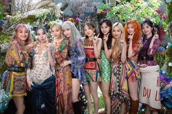 Hot Kpop 24/10: BLACKPINK và IU đều bị sao chép trắng trợn từ concept đến MV-8