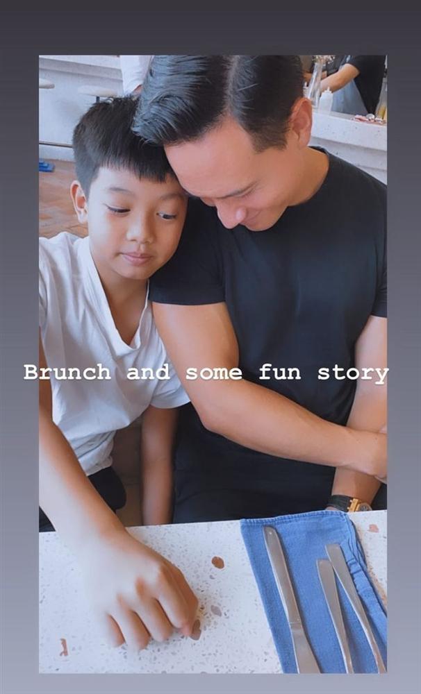 Khoảnh khắc tình cảm như cha con của Kim Lý - Subeo-1