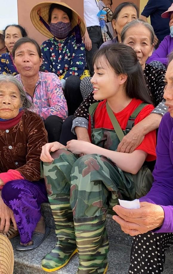 Đi trao quà cho đồng bào miền Trung, Âu Hà My bị dân mạng góp ý-1