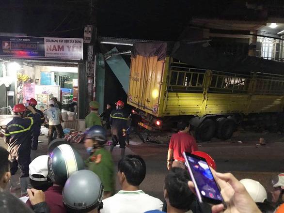 Nóng: Sau tiếng nổ kinh hoàng, xe tải đâm ô tô và nhiều xe máy, húc vào 4 nhà dân, ít nhất 3 người chết-2