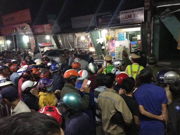 Nóng: Sau tiếng nổ kinh hoàng, xe tải đâm ô tô và nhiều xe máy, húc vào 4 nhà dân, ít nhất 3 người chết-4