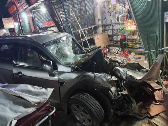 Clip: Kinh hoàng xe tải nổ lốp đâm loạt ô tô, lao vào 4 nhà dân ven đường khiến 3 người chết-3