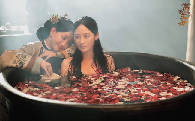 Cảnh tắm bồn của 2 mỹ nữ CBiz gây sốc, biết người đứng sau tạo chiêu trò netizen càng hốt hoảng hơn-1