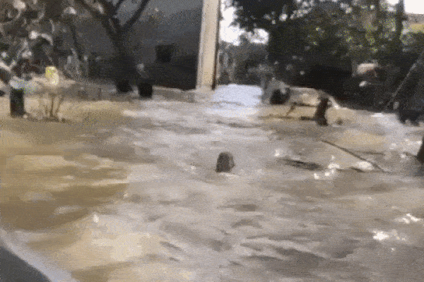 Clip: Cãi nhau với bạn gái, nam thanh niên liên tục đấm đá trút giận vào chiếc xe máy-3