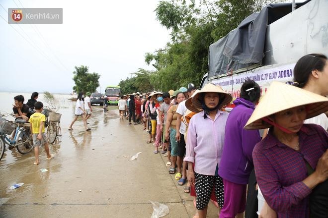 Tình người nơi lũ dữ đi qua: Hàng ngàn xe máy hỏng được nhóm thợ tình nguyện sửa miễn phí-3