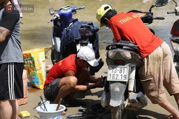 Tình người nơi lũ dữ đi qua: Hàng ngàn xe máy hỏng được nhóm thợ tình nguyện sửa miễn phí-5