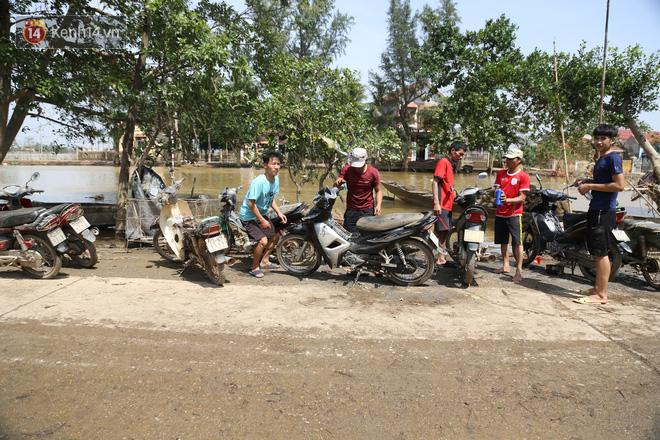 Tình người nơi lũ dữ đi qua: Hàng ngàn xe máy hỏng được nhóm thợ tình nguyện sửa miễn phí-6