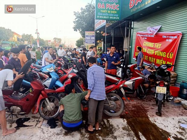 Tình người nơi lũ dữ đi qua: Hàng ngàn xe máy hỏng được nhóm thợ tình nguyện sửa miễn phí-7