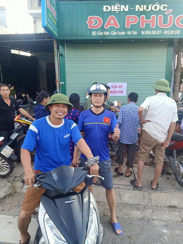 Tình người nơi lũ dữ đi qua: Hàng ngàn xe máy hỏng được nhóm thợ tình nguyện sửa miễn phí-11