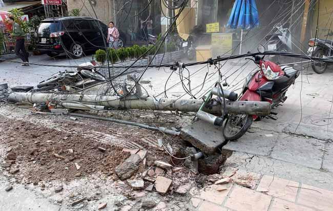 Ôtô tải không người lái tông 17 xe máy-2