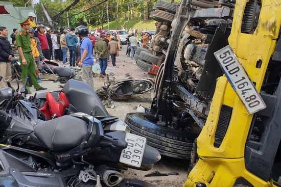 Ôtô tải 'không người lái' tông 17 xe máy