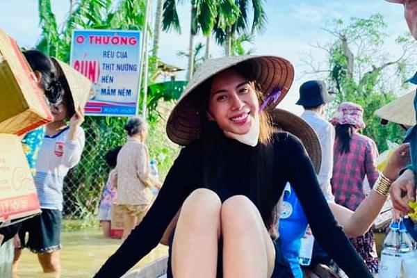 Thủy Tiên - Công Vinh trở lại miền Trung, rút đầy vali tiền mặt đi cứu trợ-6