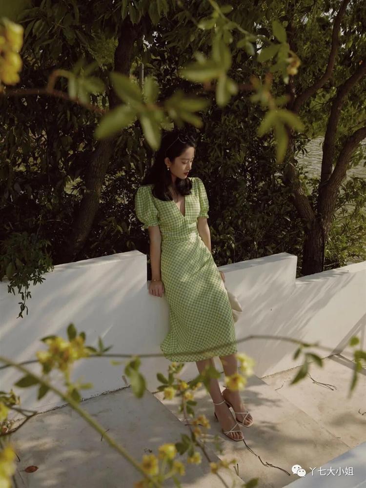 Sandal gót thô xứng đáng là kiểu đáng sắm nhất của nàng công sở, muốn ăn diện vừa sang vừa thoải mái thì bạn phải sắm ngay-3