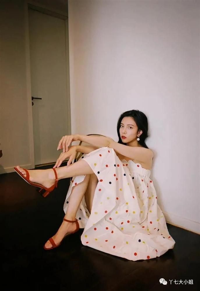 Sandal gót thô xứng đáng là kiểu đáng sắm nhất của nàng công sở, muốn ăn diện vừa sang vừa thoải mái thì bạn phải sắm ngay-4