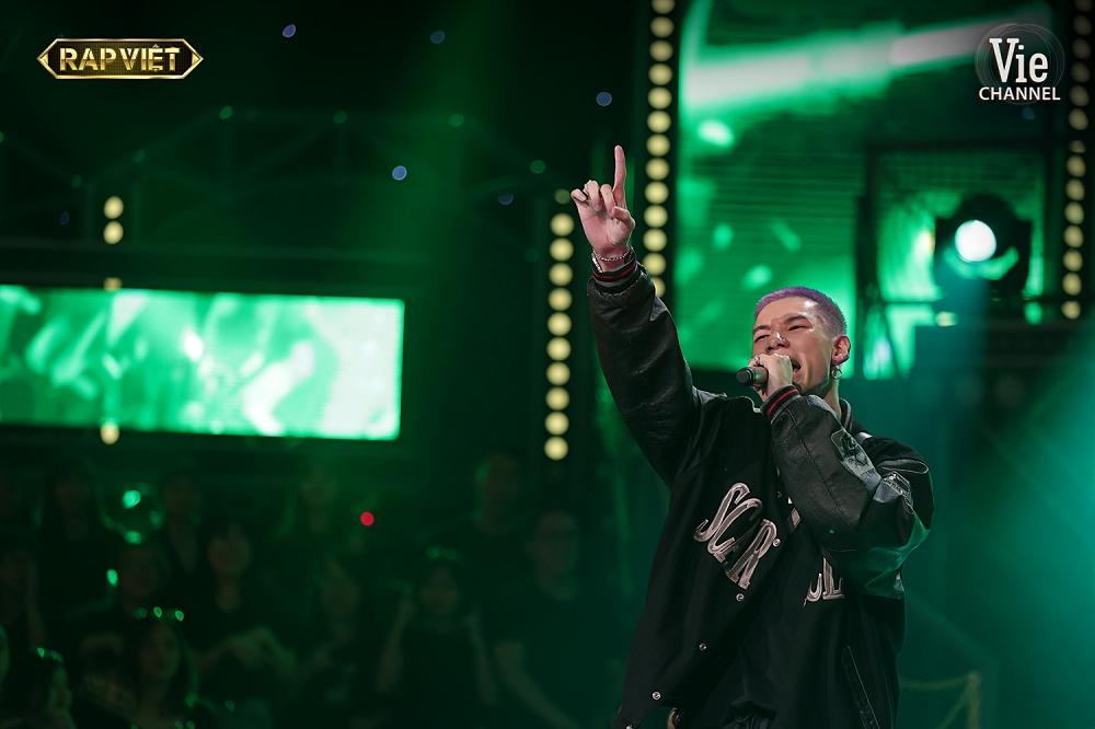 MCK và Tlinh phát cẩu lương ngay trên sân khấu Rap Việt-2