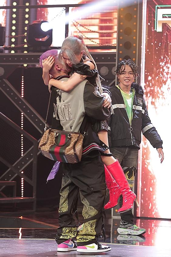 MCK và Tlinh phát cẩu lương ngay trên sân khấu Rap Việt-7