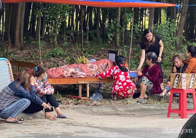 Con trai 18 tuổi tử vong nghi bị điện giật, mẹ mang xác ra để lề đường-1