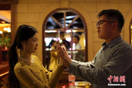 Từ chối trả tiền khi bạn gái dẫn theo 4 người ăn ké-1