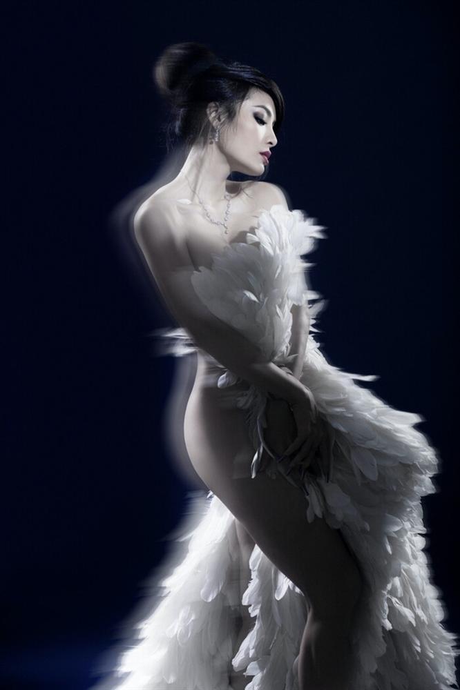 Phương Trinh Jolie gây sốt với hình bán nude nửa kín nửa hở-1