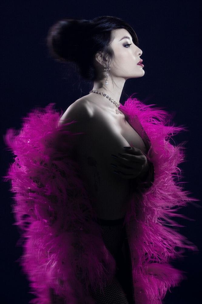 Phương Trinh Jolie gây sốt với hình bán nude nửa kín nửa hở-5