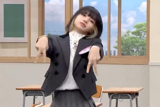 Lisa bị quy chụp xúc phạm phụ nữ Thái với điệu nhảy con cua