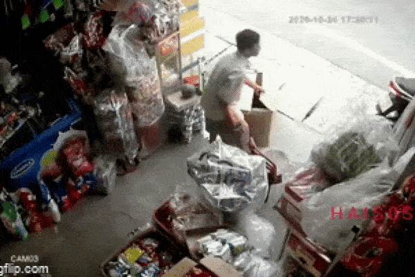 Clip: Kinh hoàng xe tải nổ lốp đâm loạt ô tô, lao vào 4 nhà dân ven đường khiến 3 người chết