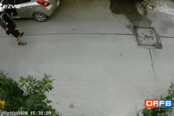 Clip: Người phụ nữ bị ngã đập mặt xuống đường sau khi bị 2 tên cướp giật túi xách