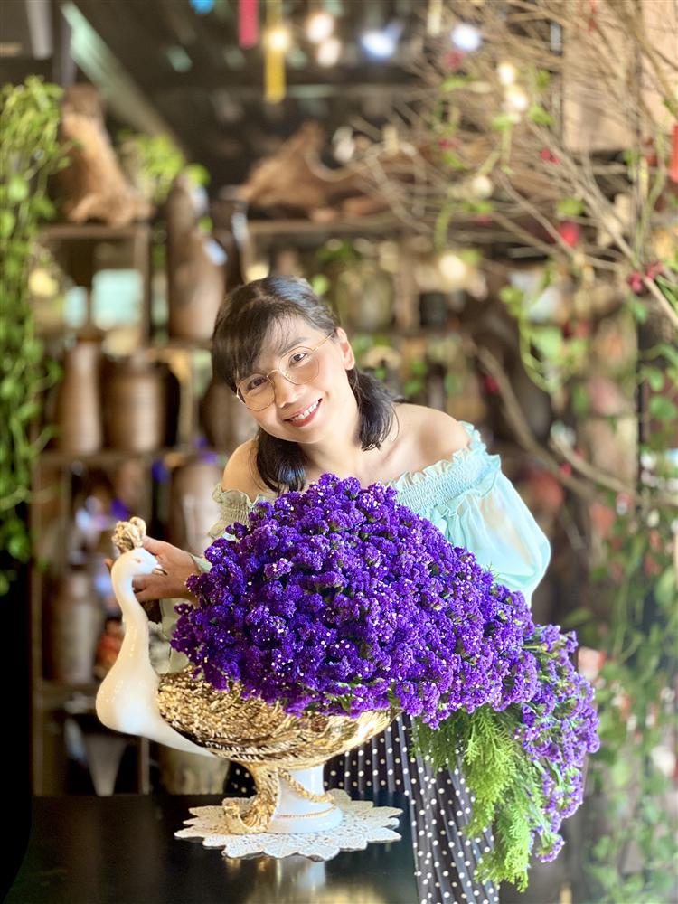 Mẹ Quảng Ninh mách cách cắm đĩa hoa chim công tím đẹp lạ - 2sao
