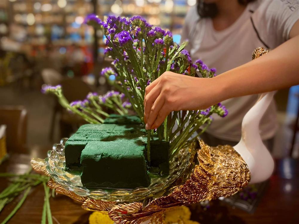 Mẹ Quảng Ninh mách cách cắm đĩa hoa chim công tím đẹp lạ mà chẳng khó chút nào-4