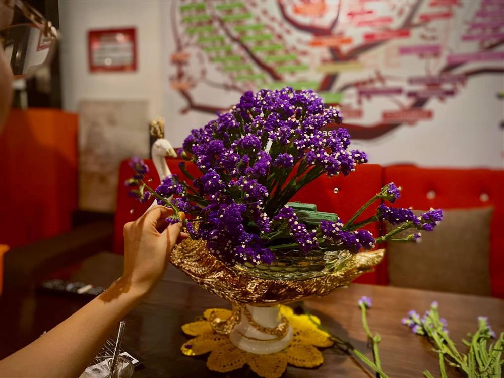 Mẹ Quảng Ninh mách cách cắm đĩa hoa chim công tím đẹp lạ mà chẳng khó chút nào-5