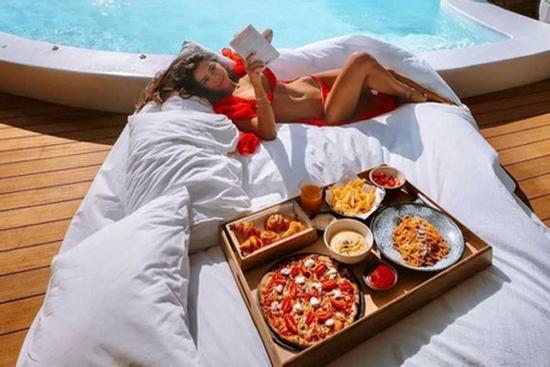 5 bữa sáng bên hồ bơi tại các khách sạn nổi tiếng thế giới