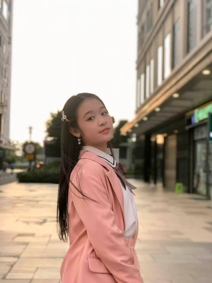 Tiểu Hoa khôi Tây Đô giờ làm cả MC sự kiện, nhìn vóc dáng và cách chọn quần áo của bé ai cũng bất ngờ-1