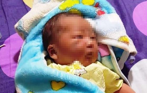 Bé gái sơ sinh bị bỏ rơi giữa cánh đồng trong đêm lạnh-1