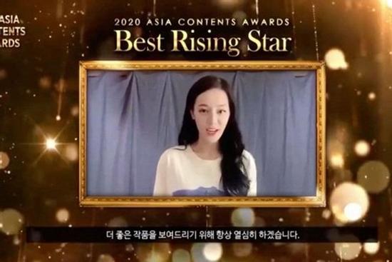 'Mỹ nhân Tân Cương' Địch Lệ Nhiệt Ba bị chê như người ngoài hành tinh khi lộ gương mặt nhọn