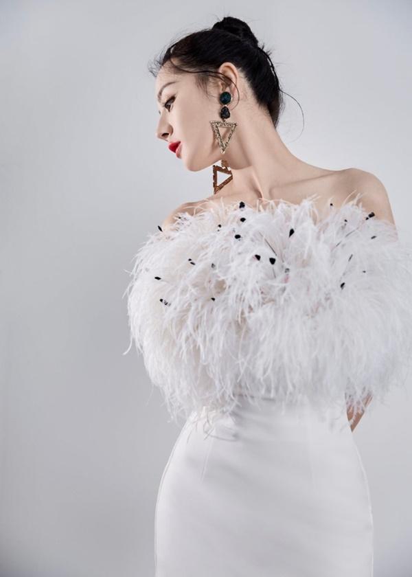 Địch Lệ Nhiệt Ba nhận giải thưởng quốc tế, netizen chỉ trích nhan sắc xuống cấp, mặt dài trán quá cao-3