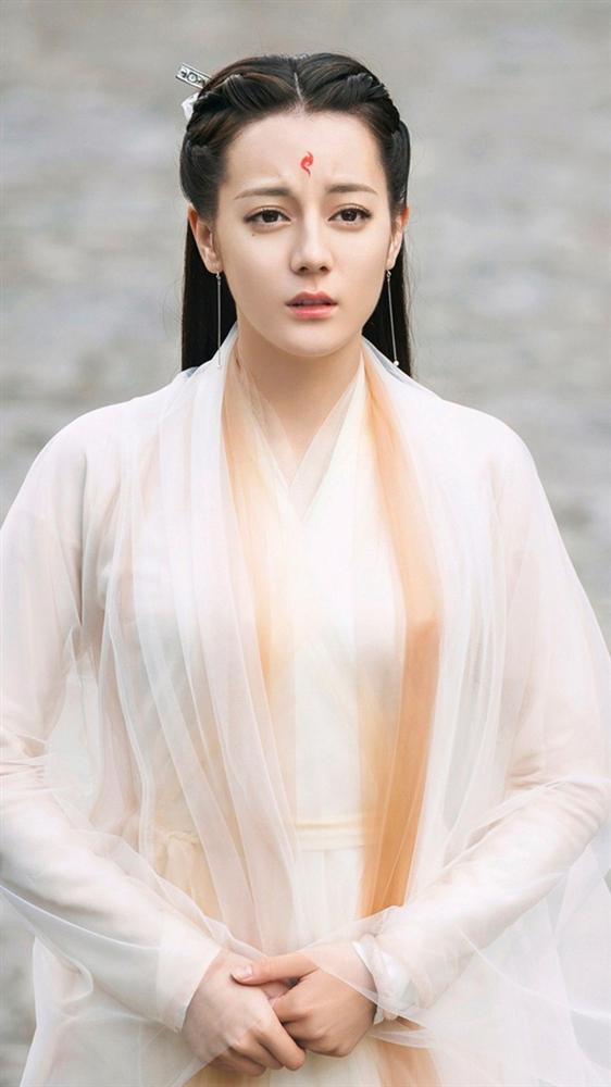 Địch Lệ Nhiệt Ba nhận giải thưởng quốc tế, netizen chỉ trích nhan sắc xuống cấp, mặt dài trán quá cao-5