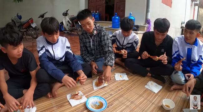 Bà Tân bị nghi cài cắm người khen đồ ăn ngon dù phốt nấu nướng bẩn còn nóng hổi-5