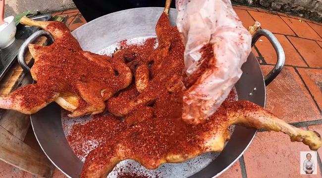 Bà Tân bị nghi cài cắm người khen đồ ăn ngon dù phốt nấu nướng bẩn còn nóng hổi-2