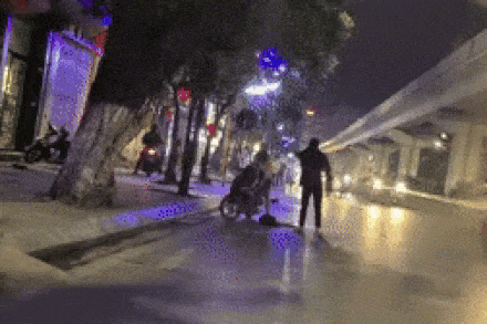 Clip: Kinh hoàng cần cẩu lắc lư hất 2 công nhân văng ra ngoài, treo lơ lửng trên không-2