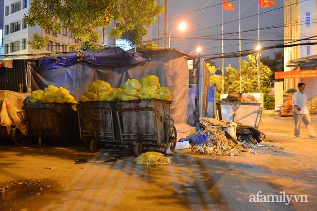 Hà Nội: Dân lại chặn xe vào bãi rác Nam Sơn, khu vực trung tâm ngập trong biển rác bốc mùi hôi thối-1