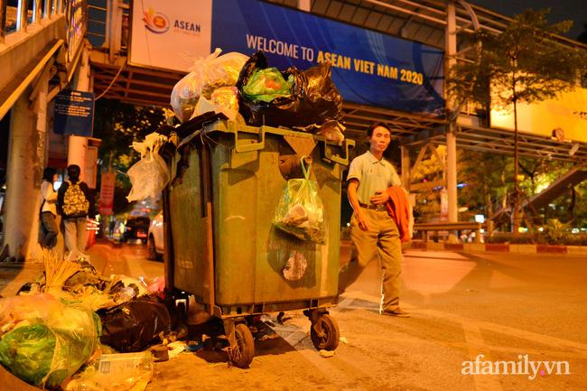 Hà Nội: Dân lại chặn xe vào bãi rác Nam Sơn, khu vực trung tâm ngập trong biển rác bốc mùi hôi thối-2