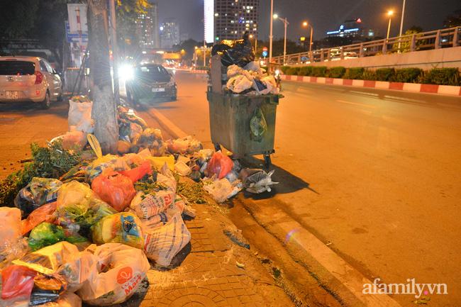 Hà Nội: Dân lại chặn xe vào bãi rác Nam Sơn, khu vực trung tâm ngập trong biển rác bốc mùi hôi thối-3