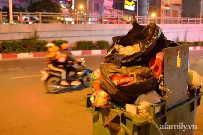 Hà Nội: Dân lại chặn xe vào bãi rác Nam Sơn, khu vực trung tâm ngập trong biển rác bốc mùi hôi thối-4