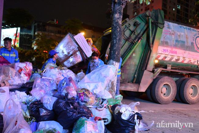 Hà Nội: Dân lại chặn xe vào bãi rác Nam Sơn, khu vực trung tâm ngập trong biển rác bốc mùi hôi thối-5