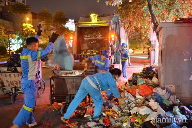 Hà Nội: Dân lại chặn xe vào bãi rác Nam Sơn, khu vực trung tâm ngập trong biển rác bốc mùi hôi thối-6