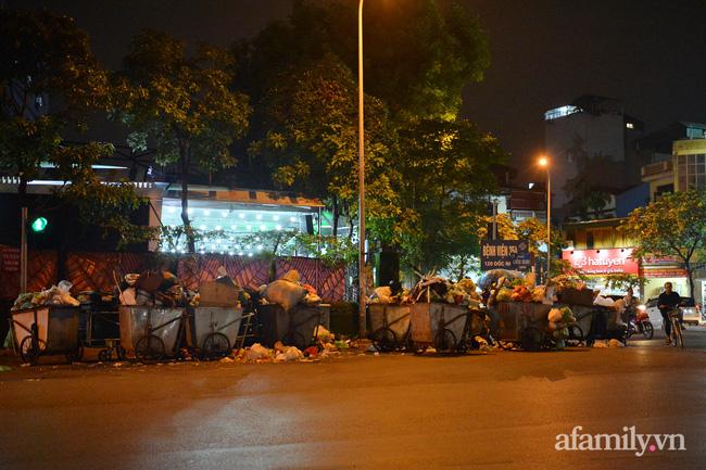 Hà Nội: Dân lại chặn xe vào bãi rác Nam Sơn, khu vực trung tâm ngập trong biển rác bốc mùi hôi thối-7