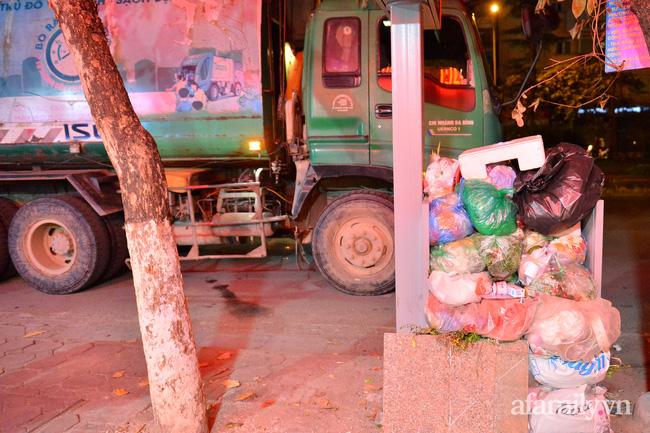 Hà Nội: Dân lại chặn xe vào bãi rác Nam Sơn, khu vực trung tâm ngập trong biển rác bốc mùi hôi thối-8