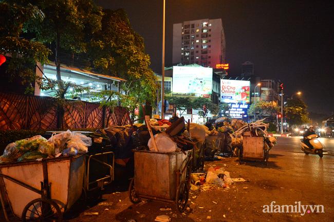 Hà Nội: Dân lại chặn xe vào bãi rác Nam Sơn, khu vực trung tâm ngập trong biển rác bốc mùi hôi thối-10