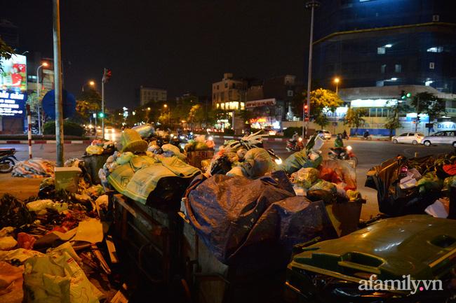 Hà Nội: Dân lại chặn xe vào bãi rác Nam Sơn, khu vực trung tâm ngập trong biển rác bốc mùi hôi thối-9
