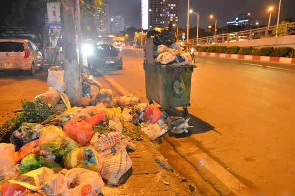 Hà Nội: Kinh hãi hàng loạt núi rác chất đống giữa phố bốc mùi hôi thối nồng nặc-9